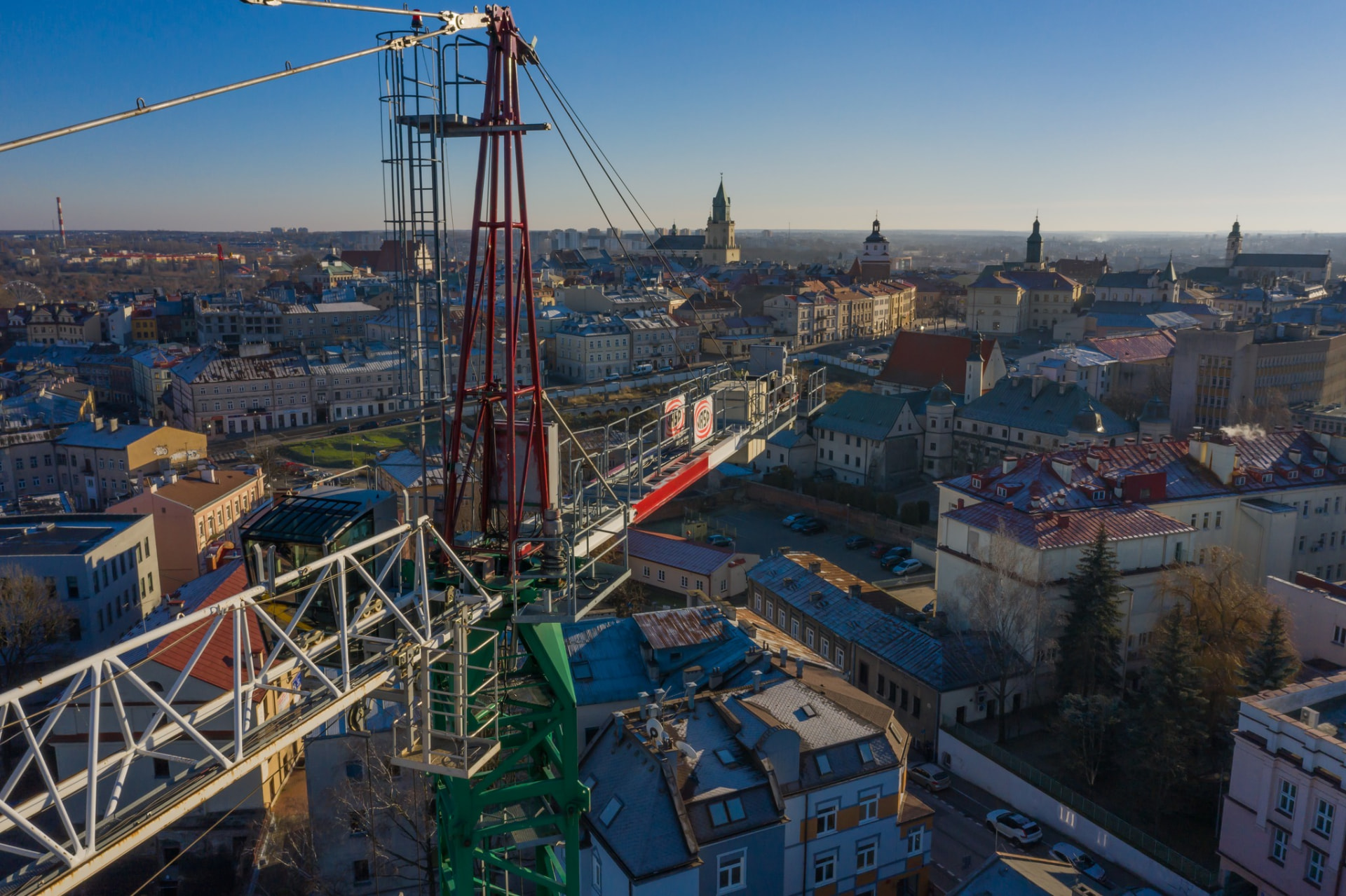 Żurawie wieżowe JASO w budownictwie — nowe spojrzenie na plac budowy